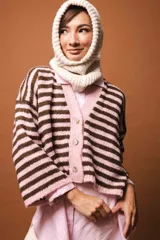 Cárdigan a rayas rojas y marrones de mohair, con silueta ligeramente oversize, mangas rectas, punto jersey, cuello en V y botones delanteros.