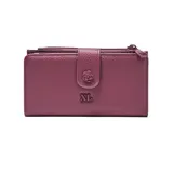 Billetera XL de cuero sintético con textura granulada, color lila. Cuenta con cierre principal, solapa con broche a presión decorada con una flor en relieve y logo de la marca en el frente.