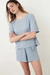 Remera gris melange de manga corta con tejido rib y corte holgado.