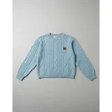 Sweater de punto color crema con diseño de trenzas y rombos, cuello redondo y mangas largas. Presenta un pequeño aplique decorativo en el pecho.