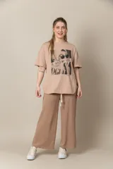 Remera blanca de algodón con cuello redondo y mangas cortas. Estampa frontal con fotografía en blanco y negro de una mujer con toalla en la cabeza y lentes de sol.