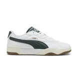 Championes Puma Tifosi de estilo urbano, con capellada de cuero sintético blanco, detalles en verde oscuro en el logo lateral y talón, y suela de goma color caramelo.