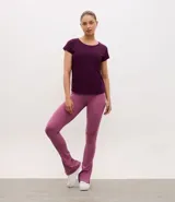 Remera deportiva de microfibra texturizada, con cuello redondo y mangas cortas. Presenta un diseño liso con recortes laterales que favorecen la ventilación.