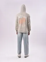 Buzo canguro celeste con capucha y cordón ajustable. Estampado frontal con la frase "Let's start rolling. Forget the rules". Corte holgado con puños y cintura acanalados.