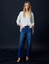 Camisa de lino color crudo, marca Cable & Gauge. Cuello con solapa y abertura central con botones. Delantera con bolsillos. Largo de manga regulable con presilla y botón. Largo de espalda mayor al largo delantero.