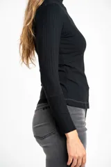 Polera negra de viscosa con cuello alto y mangas largas.