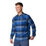 Camisa de manga larga Columbia modelo Cornell Woods, con estampado de cuadros en tonos azules. Presenta cuello clásico, cierre frontal con botones y un bolsillo en el pecho con cierre de botón.