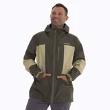 Campera impermeable Merrell modelo Bravo Hard Shell, diseñada para actividades outdoor. Presenta un diseño bicolor en tonos verde oliva y beige, con capucha ajustable, cierre frontal completo y bolsillo en el pecho con cierre. Confeccionada en tejido ripstop con costuras selladas para mayor protección contra el agua y el viento.