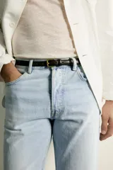 Pantalón jeans de corte recto, color celeste claro con efecto lavado, de cinco bolsillos y tiro medio.