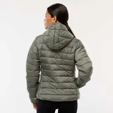 Campera acolchada tipo puffer ligera, color verde militar, con cierre frontal, capucha integrada y diseño de costuras horizontales.