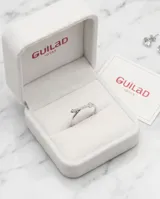 Anillo de plata 925 con diseño abierto en forma de flecha, decorado con circonias en pavé sobre el cuerpo superior.