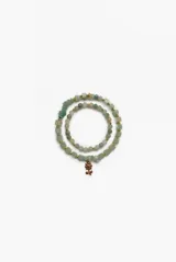 Set de dos pulseras elásticas confeccionadas con piedras naturales en tonos verdes y cuentas doradas, con un dije colgante en forma de flor de acero.