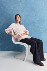 Chaleco de tejido de punto color beige claro, con cuello redondo y diseño de líneas limpias con hombros caídos y terminaciones acanaladas.