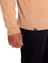 Sweater color marrón claro de tejido de punto con cuello alto y medio cierre frontal.