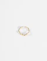 Anillo abierto de acero quirúrgico con diseño orgánico de líneas curvas y acabado pulido.