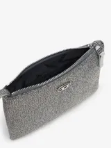 Monedero compacto Diesel Play Play Pouch II, color gris con textura metalizada, cierre superior de cremallera, correa de muñeca y detalle del logo metálico en el frente.