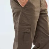 Pantalón cargo de corte recto en color marrón, con bolsillos laterales con solapa y cierre de botones, de estilo utilitario y funcional.
