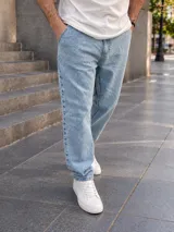 Pantalón jean de corte mom fit en color azul claro, con diseño de estampado sutil en toda la prenda.