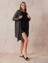 Bata gris con rayas horizontales blancas, de tejido suave con bolsillos laterales.