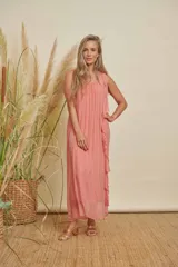 Vestido largo color salmón, con escote redondo, sin mangas y detalle de volados en un lateral.