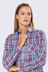 Camisa a cuadros azul, rosa y blanco, de manga larga y corte clásico.