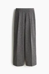 Pantalón de punto con tiro alto y cintura elástica oculta. Presenta un corte de pierna recta con pliegues frontales y un estampado de espiga en tonos grises.