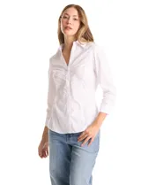 Camisa blanca de algodón con cuello camisero y escote en V. Presenta detalles plisados en el frente, cierre central con botones y mangas tres cuartos con puños abotonados. Los laterales están confeccionados en tejido modal para mayor comodidad.