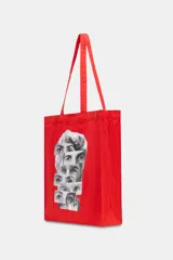 Bolsa tipo shopper de algodón en color rojo, con estampado frontal de collage fotográfico inspirado en películas de Almodóvar. Cuenta con dos asas largas para llevar al hombro.