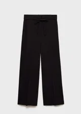 Pantalon de vestir negro de corte recto y tiro medio, con trabillas en la cintura, cierre oculto y lazo ajustable. Cuenta con bolsillos laterales y forro interior.