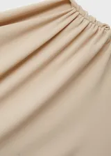 Vestido corto de diseño entallado con escote asimétrico y manga corta en un solo lado. Presenta un acabado con detalles fruncidos en toda la prenda y tejido elástico.