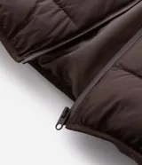 Campera puffer Marfinno de microfibra color marrón, con cuello alto, cierre frontal de cremallera y diseño acolchado horizontal.