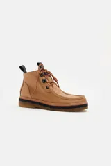 Borcego de cuero color marrón con diseño de costuras tipo mocasín en la puntera, cordones jaspeados y suela de goma con plataforma en capas.