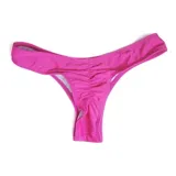 Bombacha de bikini tipo colaless con diseño plisado en el centro, confeccionada en tejido elástico.