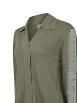 Sweater tipo cardigan de punto color verde militar, con cuello camisero y cierre frontal de botones tono a tono. Presenta detalles de tejido calado (openwork) y terminaciones en crochet a lo largo de la tapeta y el cuello, con mangas largas que incluyen franjas laterales decorativas.