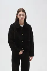 Chaqueta de poliéster con diseño capitoneado, cuello tipo camisa, cierre frontal con botones y bolsillos delanteros.