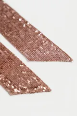 Pashmina fina y angosta de color marrón con aplicación total de lentejuelas brillantes.