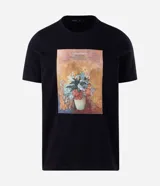 Remera negra de algodón con cuello redondo y mangas cortas, con estampa frontal rectangular que reproduce la obra de arte "Vase of Flowers" de Odilon Redon.