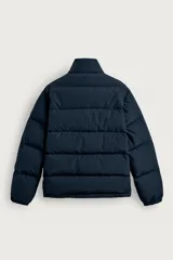Campera puffer acolchada de corte regular fit, confeccionada en tejido técnico azul marino repelente al agua. Relleno interior de 80% plumón y 20% pluma. Cuenta con cuello subido, manga larga con puño elástico, bolsillos frontales de plastrón con solapa y cierre de cremallera oculta con solapa de botones a presión.