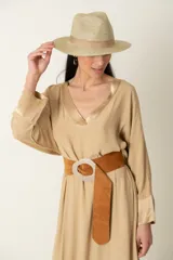 Sombrero de yute color dorado con cinta marrón.