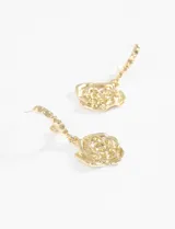 Par de aros colgantes dorados con forma de rosa.