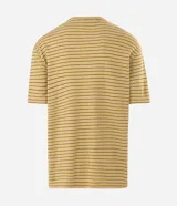 Remera boxy de hombre con diseño de rayas finas horizontales en tonos claros, cuello redondo y mangas cortas.