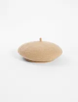 Boina color beige de tejido de punto.