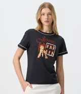 Remera negra de algodón con cuello redondo, manga corta y ribetes blancos contrastantes en cuello y mangas. Presenta una estampa fotográfica frontal de Jennie con tipografía en tonos rojos.