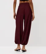 Pantalón aladín Blue Steel de poliéster texturizado color bordó, de calce amplio con cintura elástica y puños ajustados en la botamanga.