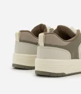 Championes urbanos de caña corta, con recortes contrastantes en tonos blanco, beige claro y verde oliva. Presentan cierre por cordón, puntera redonda y suela bicolor con relieve.