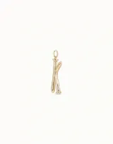 Charm unisex con forma de letra 'K' estilizada, inspirado en un clavo, con acabado plateado.