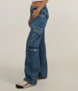 Pantalón de jean corte recto con diseño de bolsillos cargo laterales y detalles de recortes. Cuenta con cintura con trabillas y cierre frontal con botón y cremallera.
