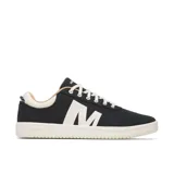 Championes Merrell modelo Cygnet Canvas, color negro con gran letra "M" blanca en el lateral, suela cupsole blanca y cordones claros.