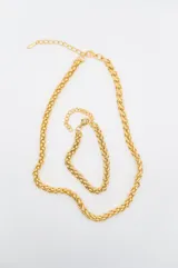 Pulsera dorada de acero quirúrgico con eslabones tipo espiga y cadena de extensión.