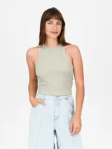 Musculosa de tejido acanalado color rosado, con cuello redondo y diseño sin mangas.